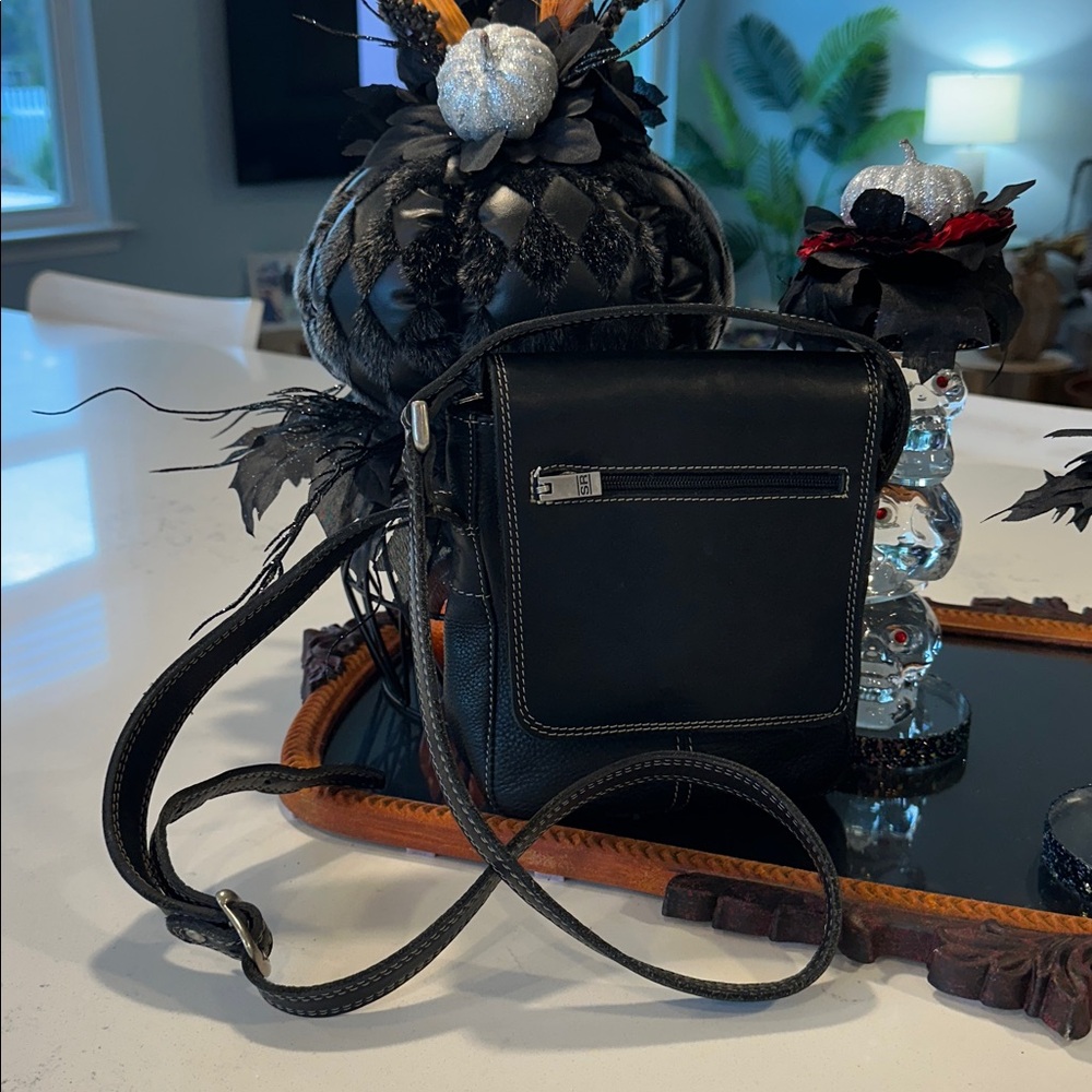 Vintage-LIKE NEW- Stone Ridge Sleek Black Leather Crossbody Bag